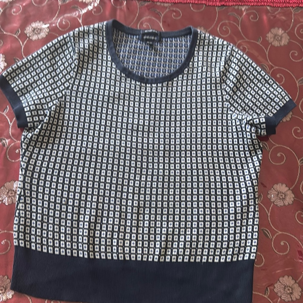 A lands’end short sleeves sweater